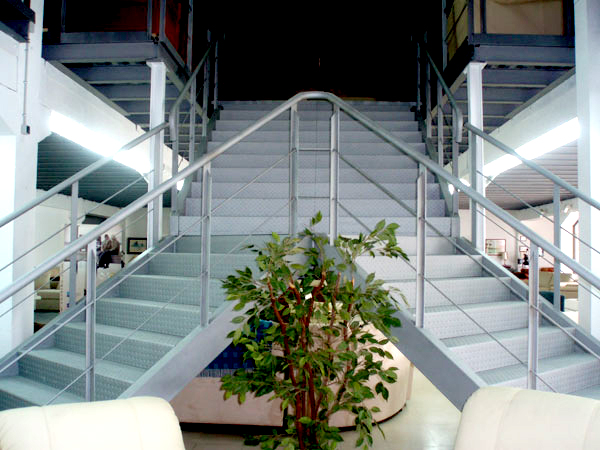 Escaleras, pasarelas, barandillas y puertas