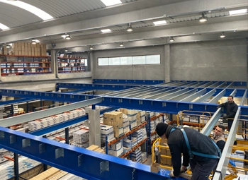 Personalice su espacio de almacenamiento con nuestras entreplantas diseñadas a medida.